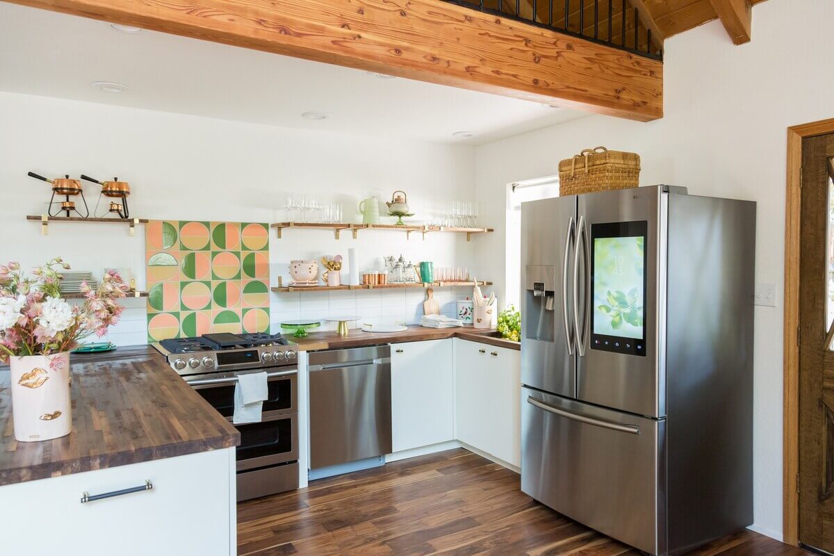 The Kitchy Cabin: A Lovely Airbnb Home in California 8 kitchen-open-shelves-exposed-wooden-beams-airbnb-cabin-nordroom