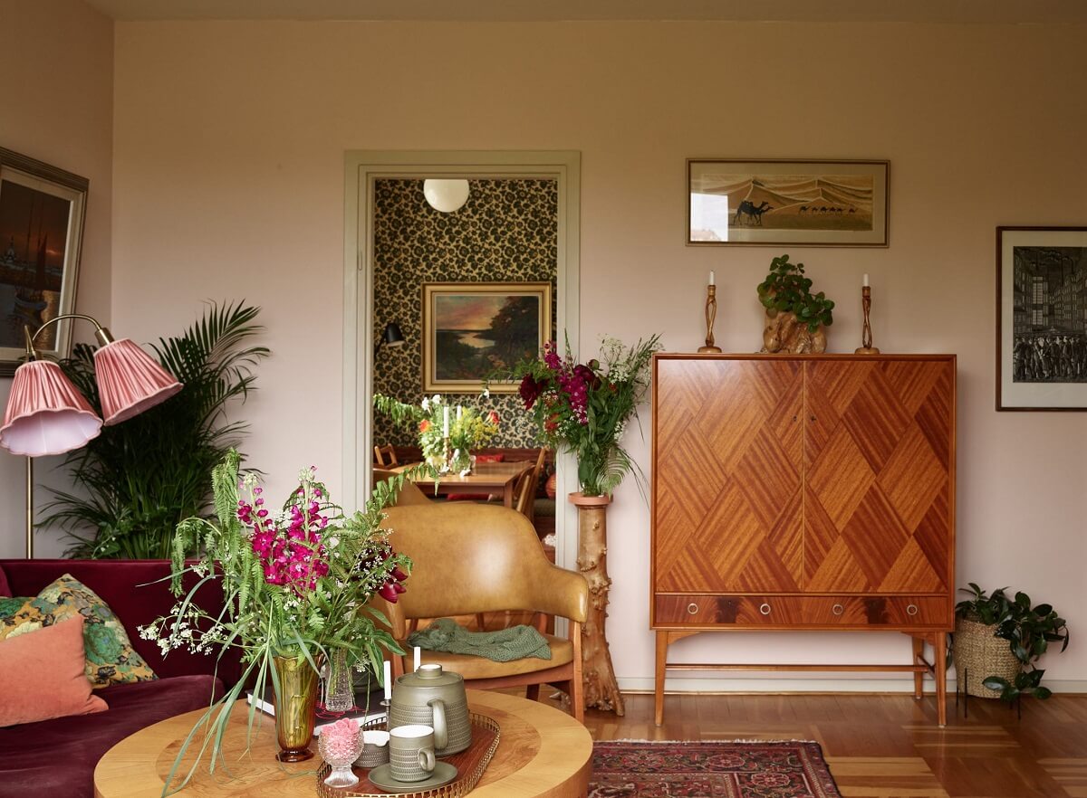 Midcentury Furniture in a Pink and Green Home 14 light pink living room walls nordroom Midcentury Furniture in a Pink and Green Home
