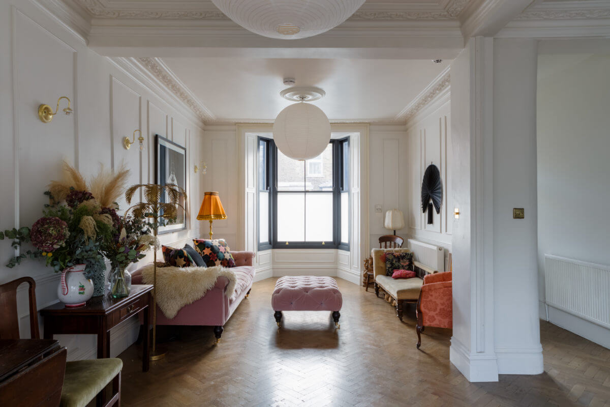 A Georgian Home with Floral Vintage-Style Bathroom 8 living-room-pink-sofa-georgian-house-london-nordroom