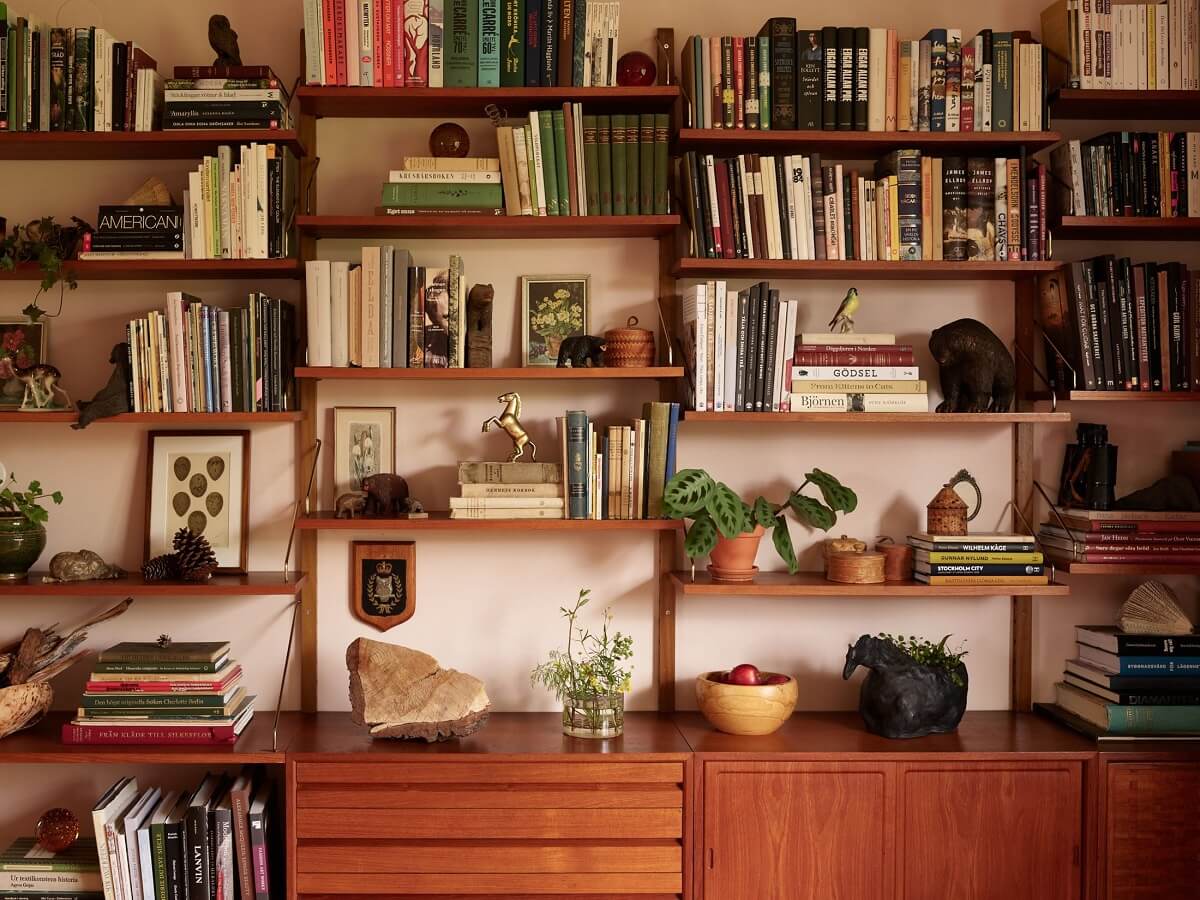 Midcentury Furniture in a Pink and Green Home 13 midcentury bookshelves colorful home nordroom Midcentury Furniture in a Pink and Green Home
