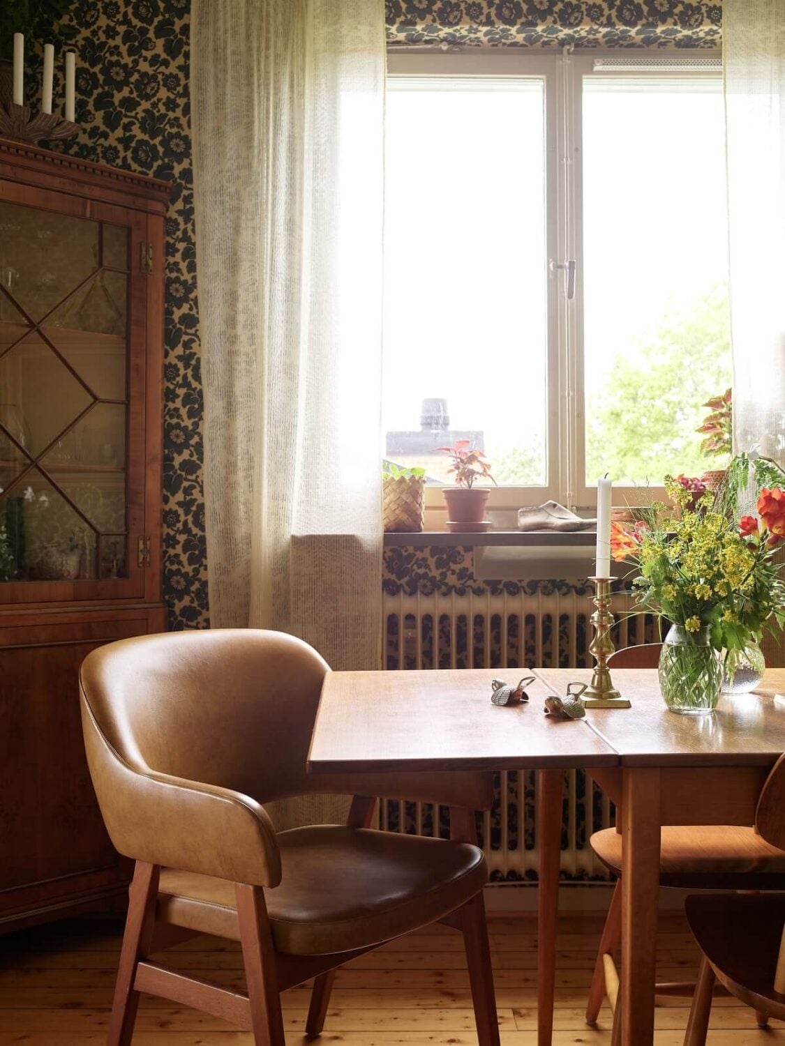 Midcentury Furniture in a Pink and Green Home 8 midcentury-furniture-scandi-dining-room-nordroom