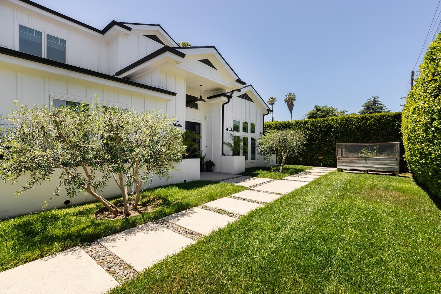The Los Angeles Home of Emmy Raver-Lampman and Daveed Diggs 30 modern-white-home-los-angeles-daveed-diggs-emmy-raver-lampman-nordroom