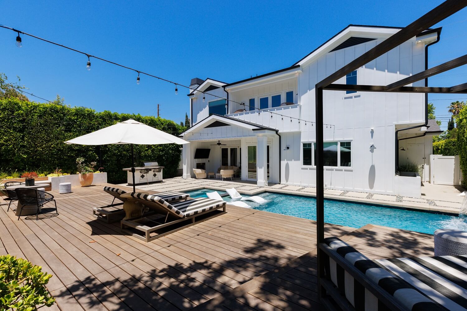 The Los Angeles Home of Emmy Raver-Lampman and Daveed Diggs 27 modern-white-home-los-angeles-garden-swimming-pool-daveed-diggs-emmy-raver-lampman-nordroom
