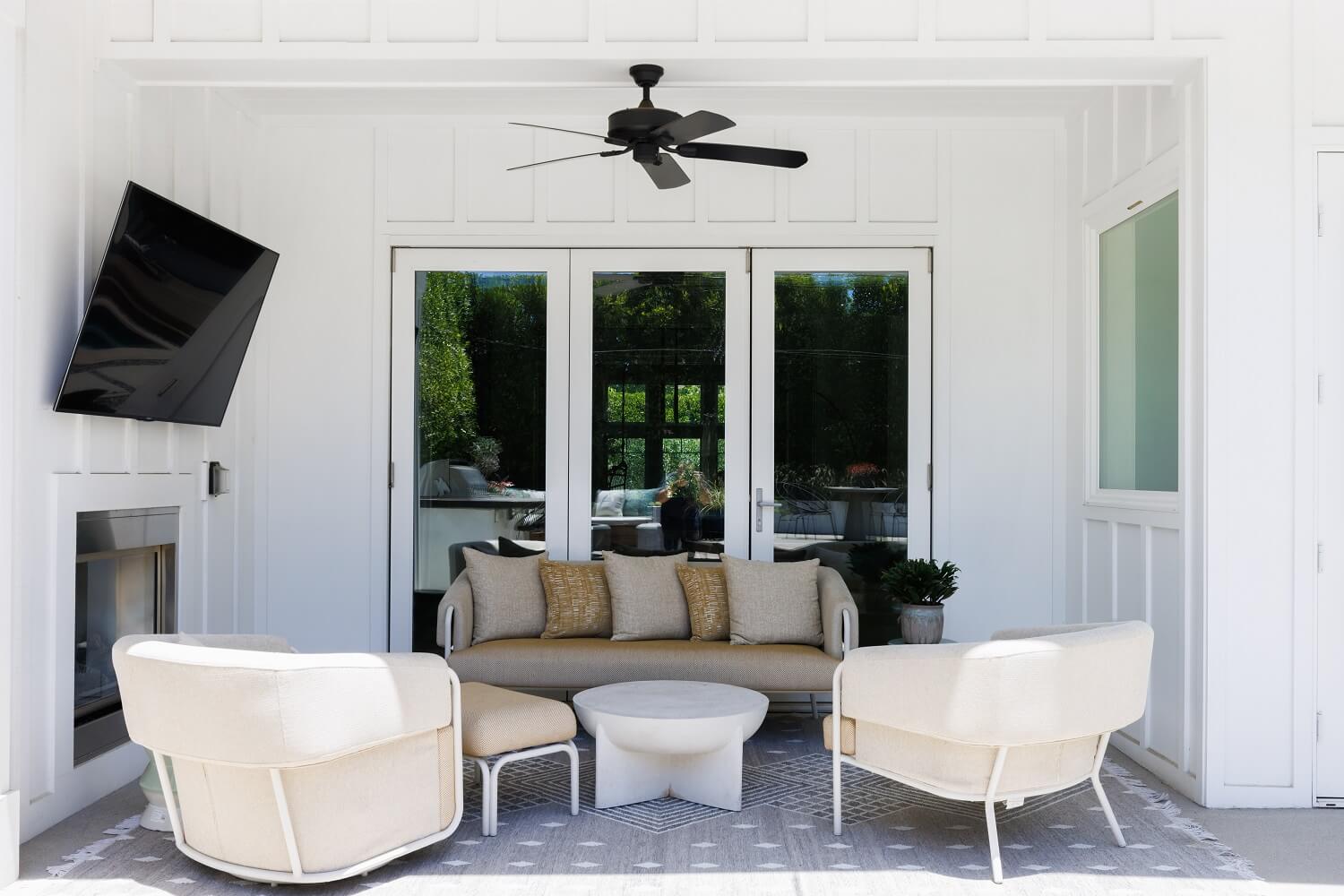 The Los Angeles Home of Emmy Raver-Lampman and Daveed Diggs 25 outdoor-seating-los-angeles-home-daveed-diggs-emmy-raver-lampman-nordroom