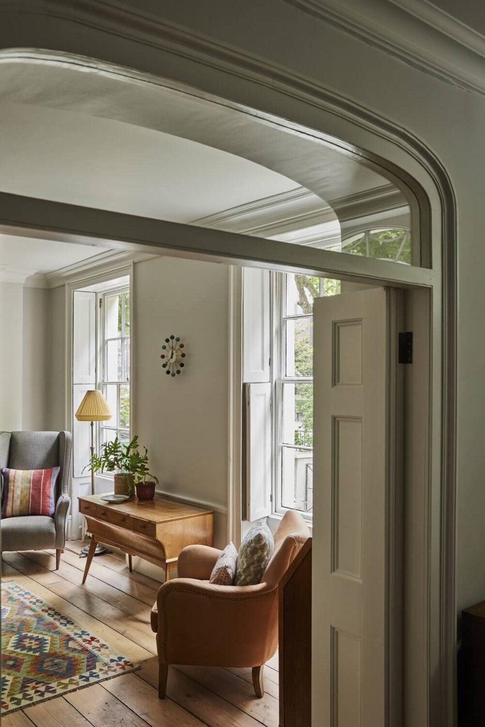 This Georgian Home in London Uses Blue as Accent Color 5 sitting-room-entrance-detail-nordroom