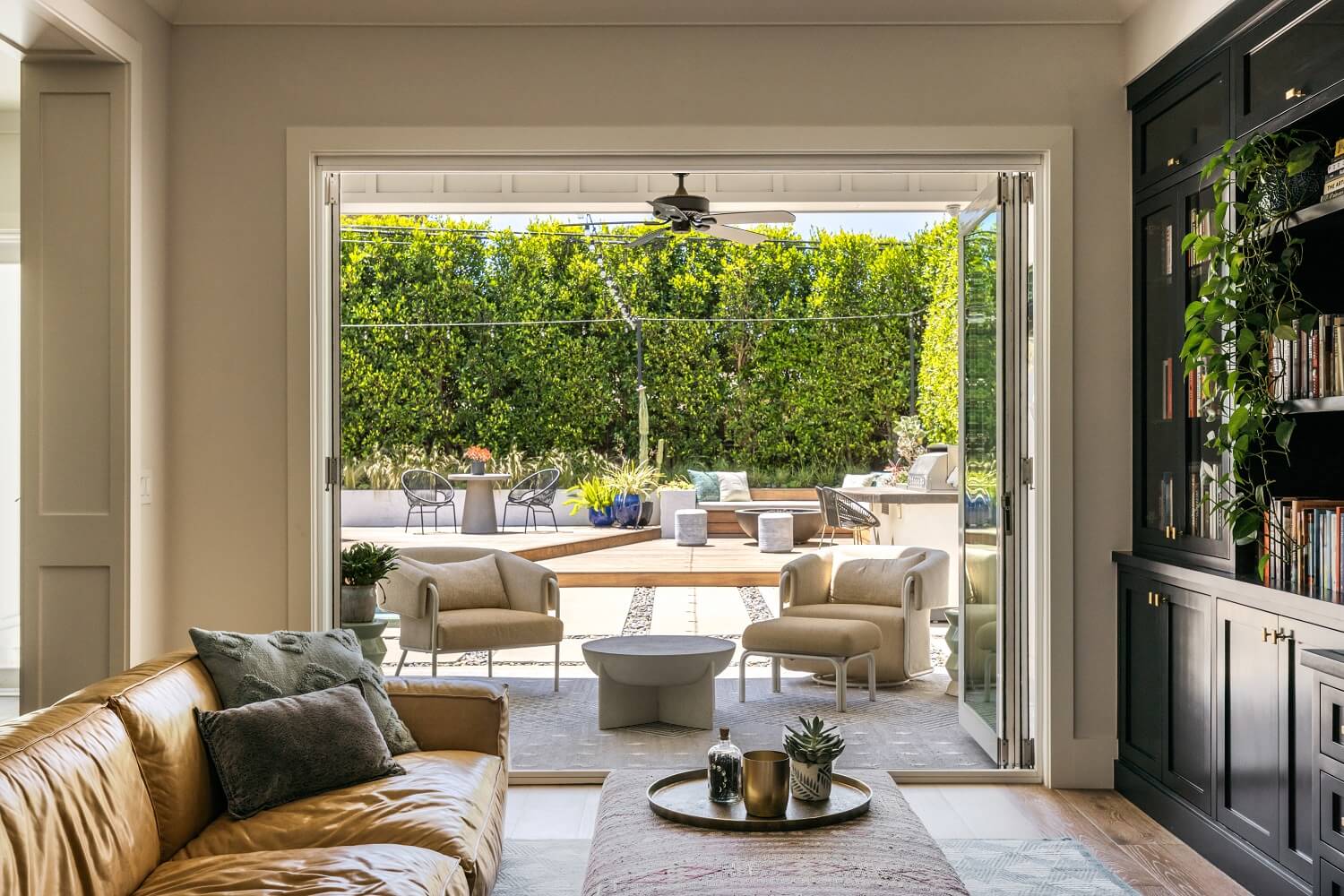 The Los Angeles Home of Emmy Raver-Lampman and Daveed Diggs 9 sitting-room-garden-terrace-daveed-diggs-emmy-raver-lampman-nordroom