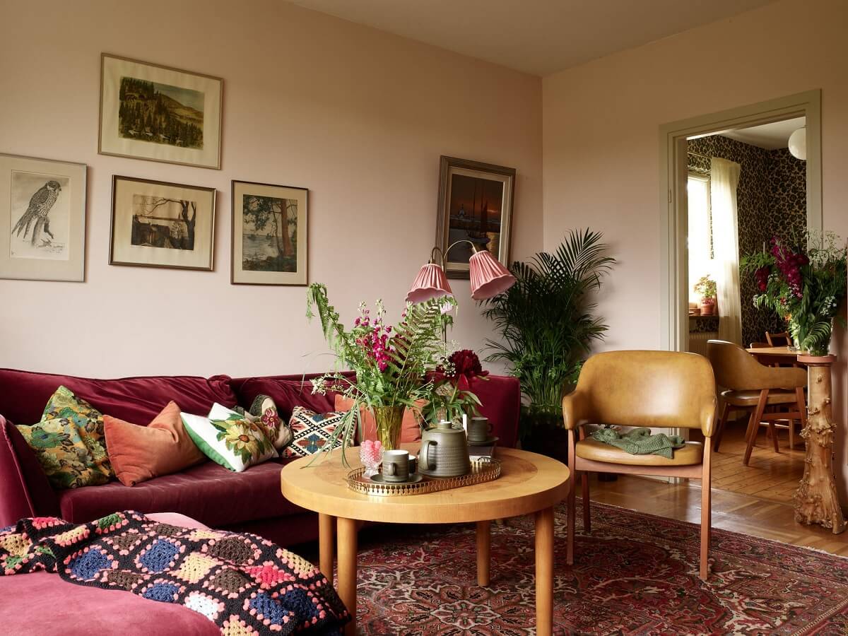 Midcentury Furniture in a Pink and Green Home 12 sitting room pink walls sofa colorful home nordroom Midcentury Furniture in a Pink and Green Home