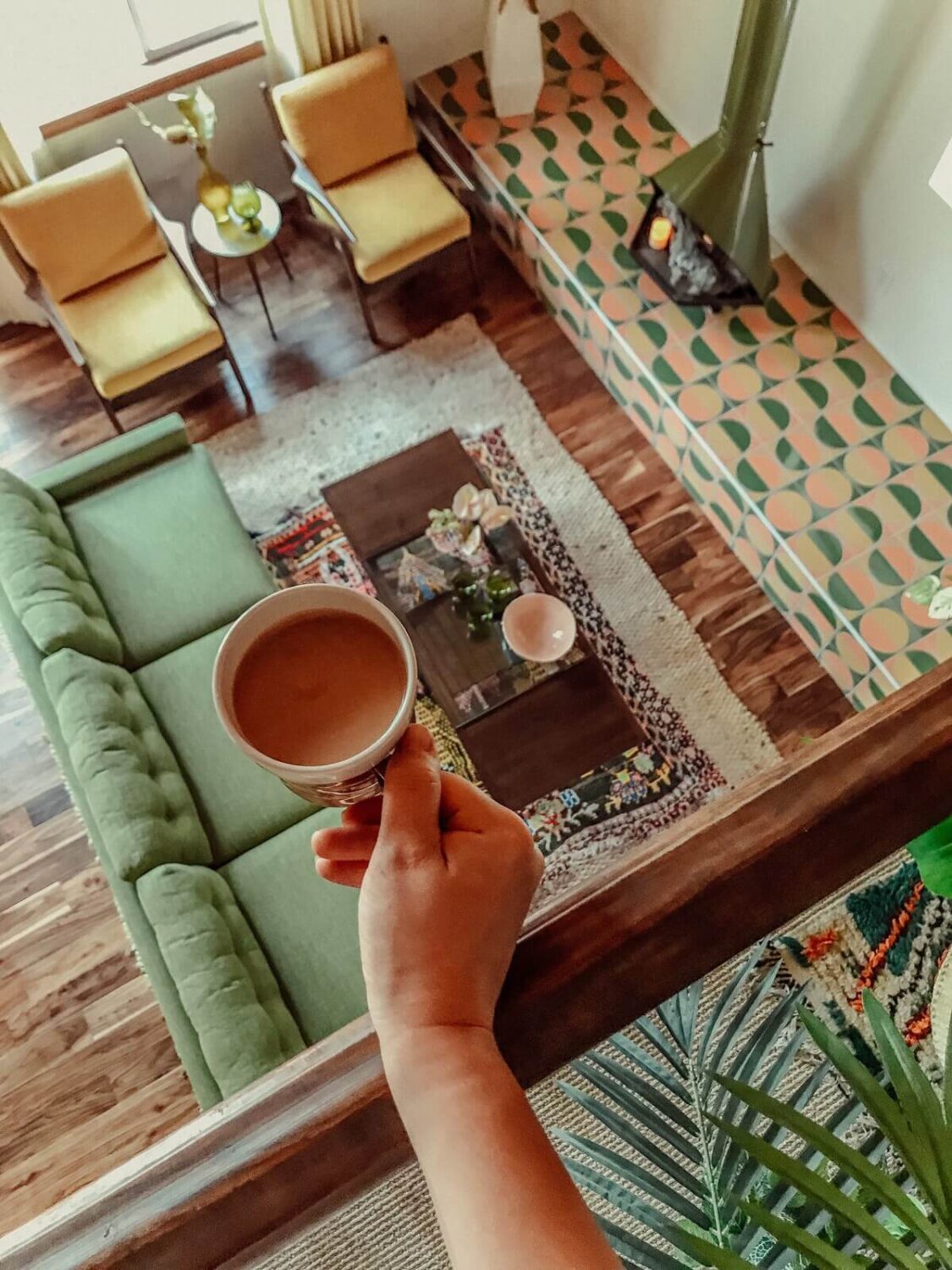 the-kitchy-cabin-living-room-green-sofa-floor-tiles-midcentury-airbnb-home-california-nordroom