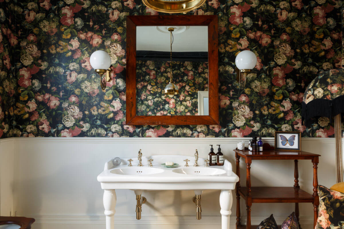A Georgian Home with Floral Vintage-Style Bathroom 16 vintage-style-bathroom-floral-wallpaper-nordroom
