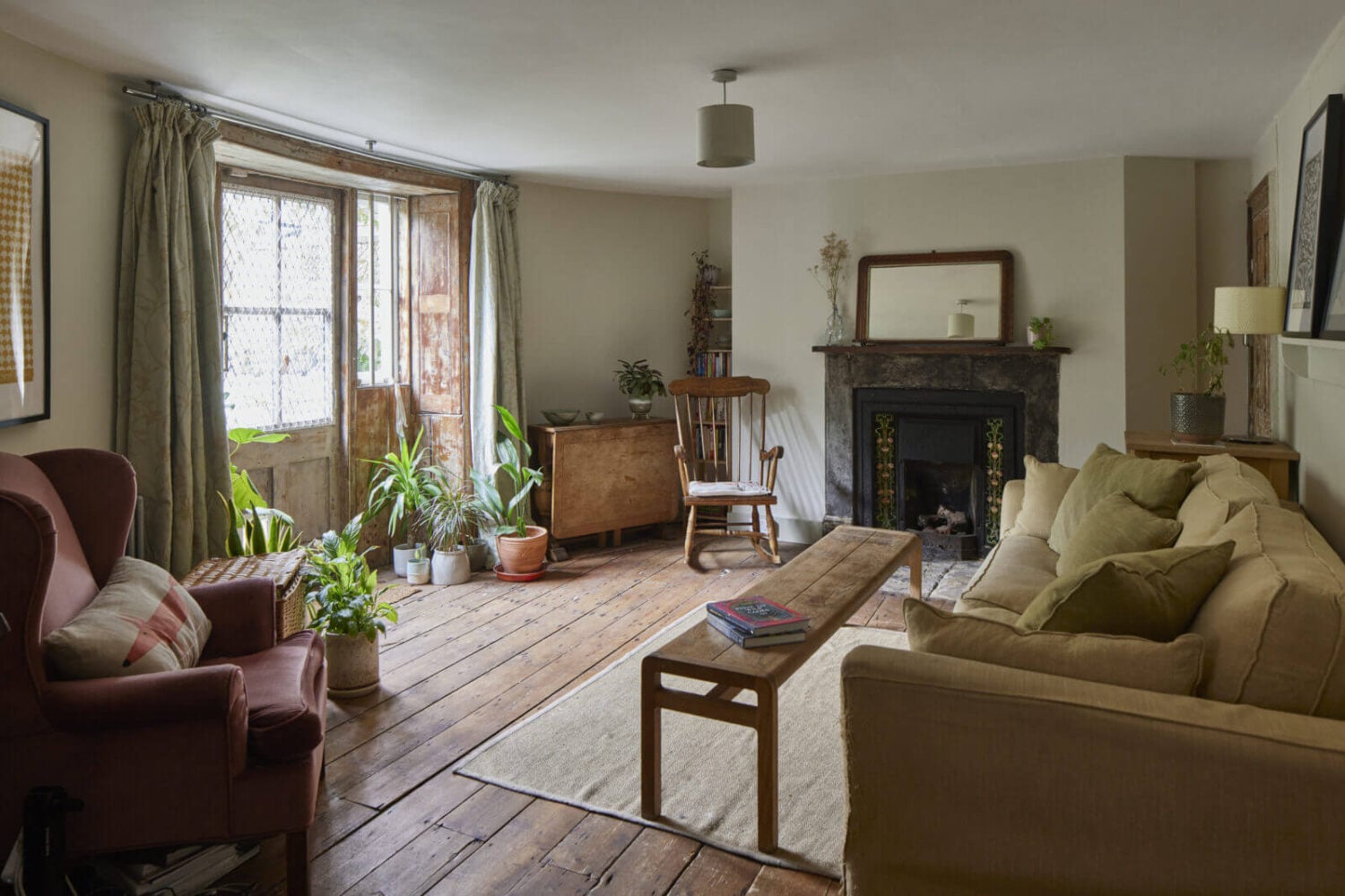 This Georgian Home in London Uses Blue as Accent Color 9 warm-natural-sitting-room-fireplace-wooden-floor-nordroom