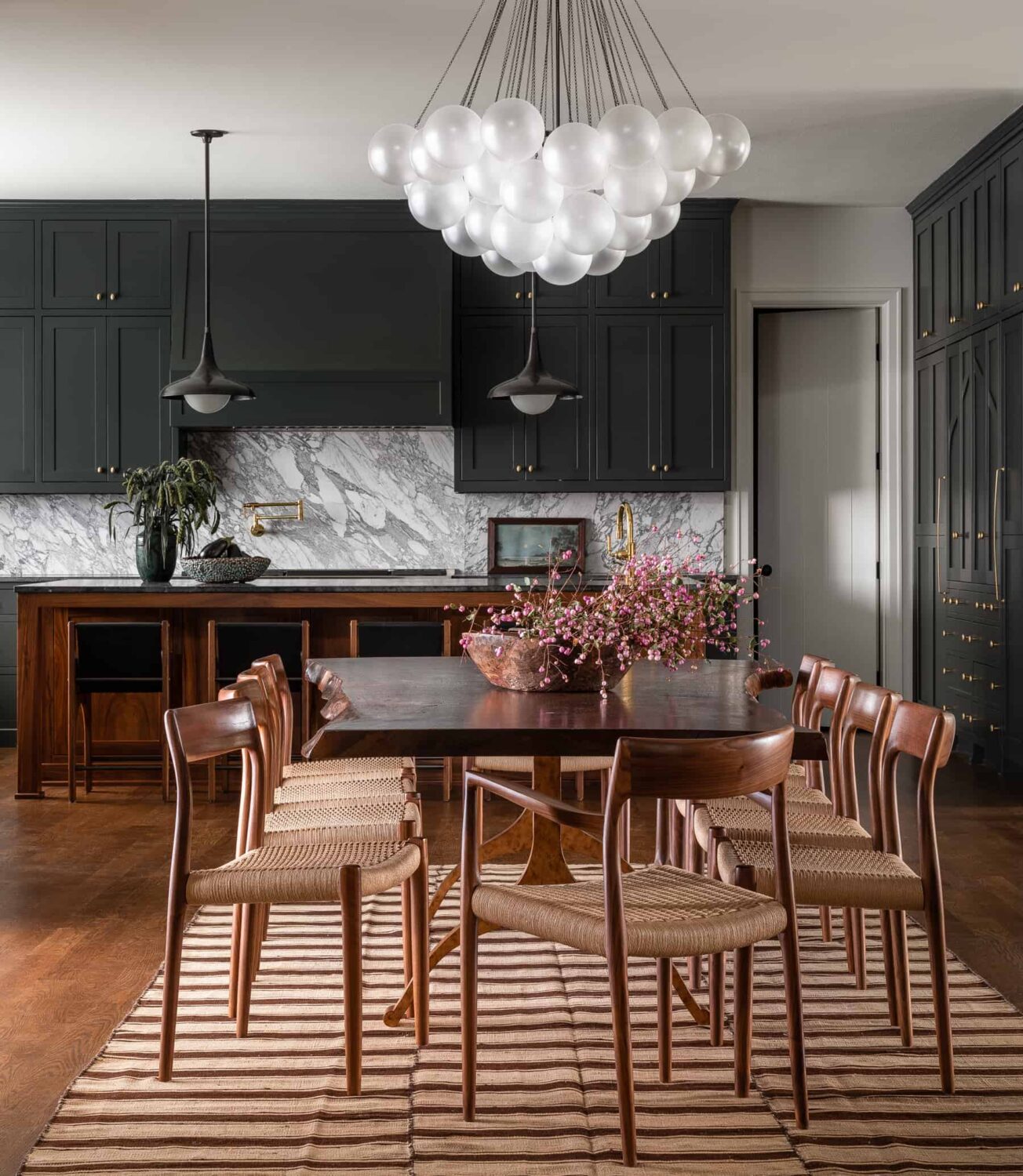 A Warm Family Home on Fox Island 1 Heidi-Caillier-Design-luxury-interior-designer-dining-room-slab-table