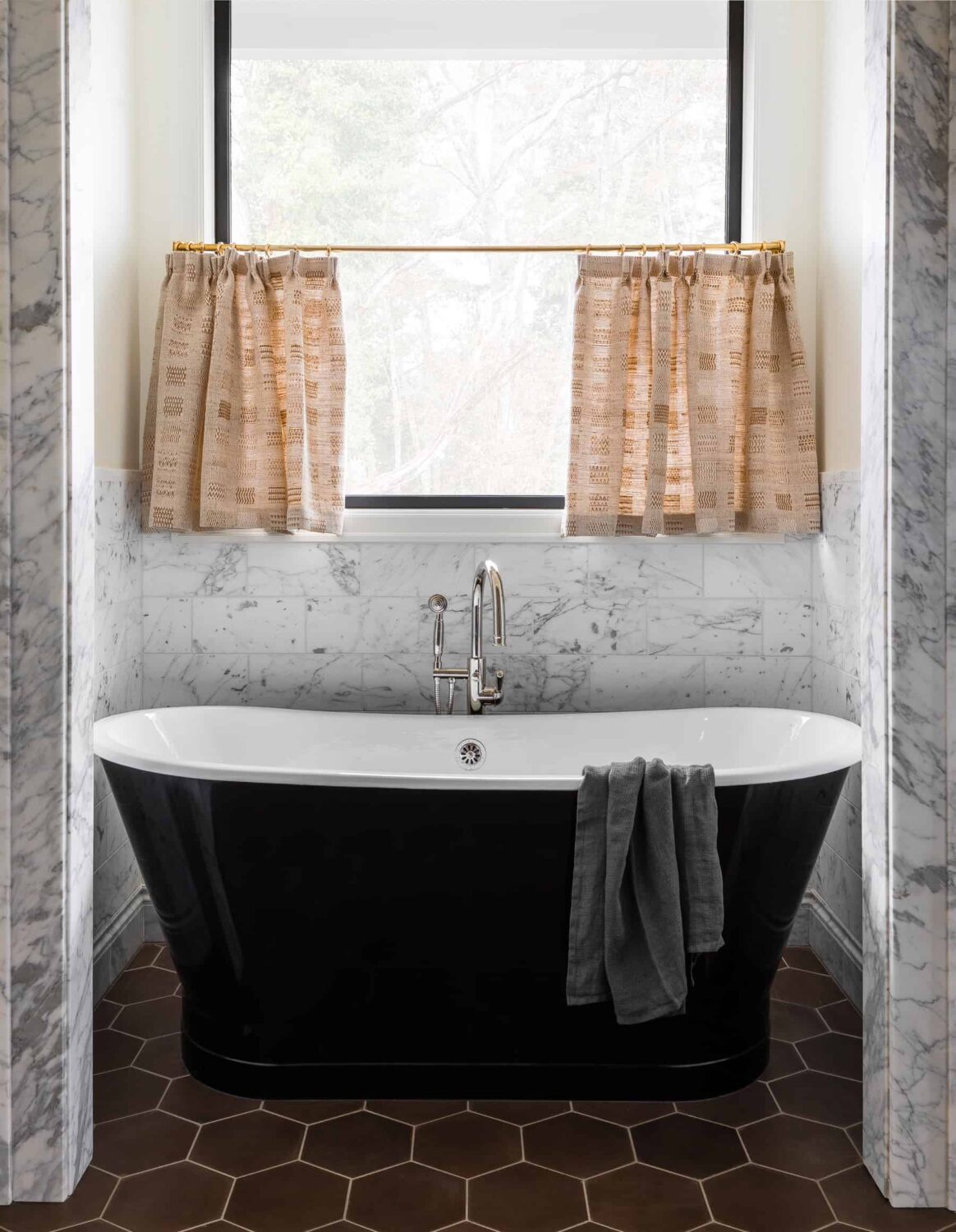 A Warm Family Home on Fox Island 35 Heidi-Caillier-Design-luxury-interior-designer-modern-bathtub