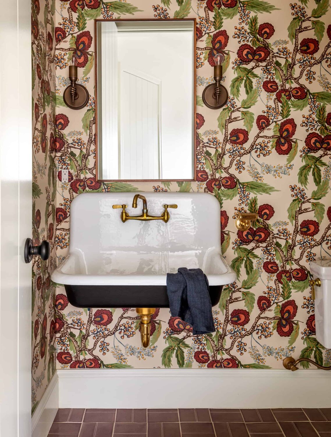 A Warm Family Home on Fox Island 29 Heidi-Caillier-Design-luxury-interior-designer-printed-wallpaper