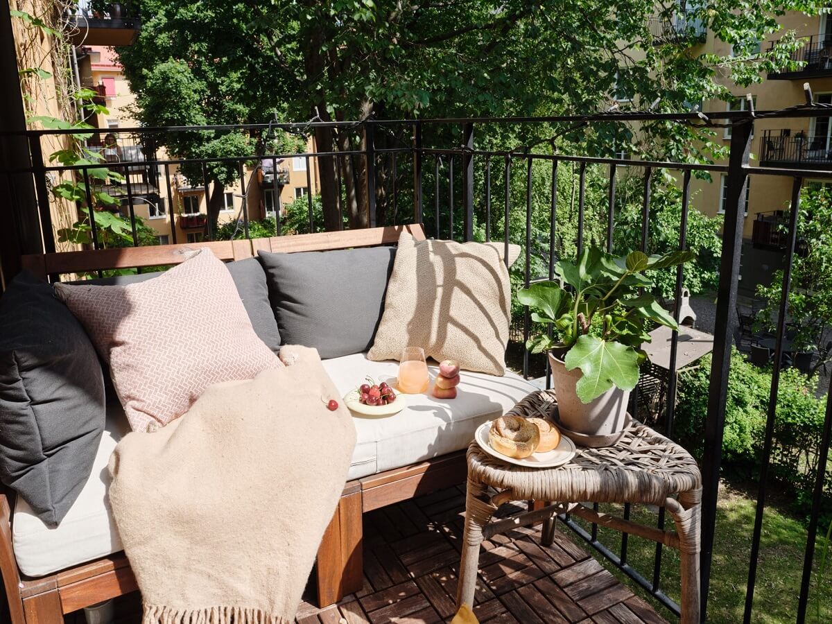 A Light Pink and Gray Nordic Home 27 balcony-gray-pink-nordic-home-nordroom
