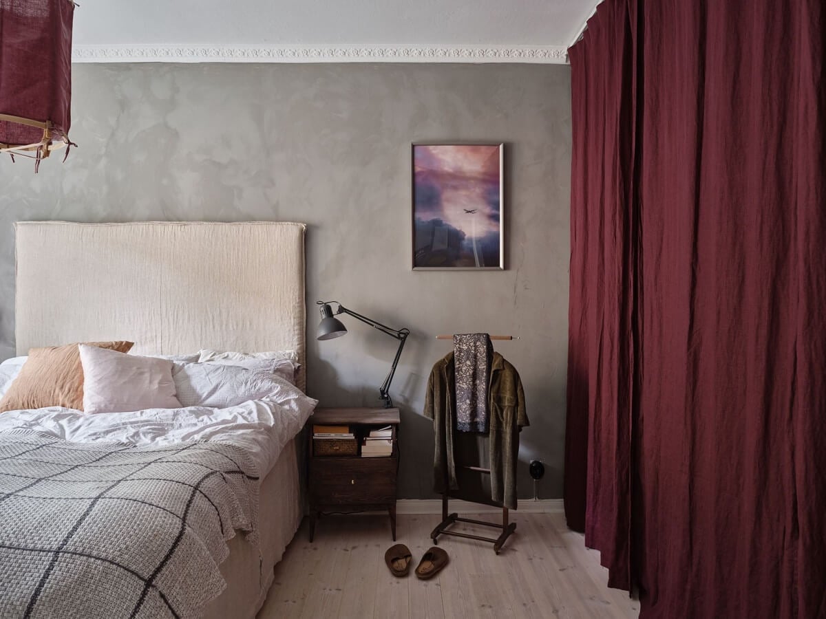 A Light Pink and Gray Nordic Home 17 bedroom-gray-walls-dark-pink-curtain-nordroom