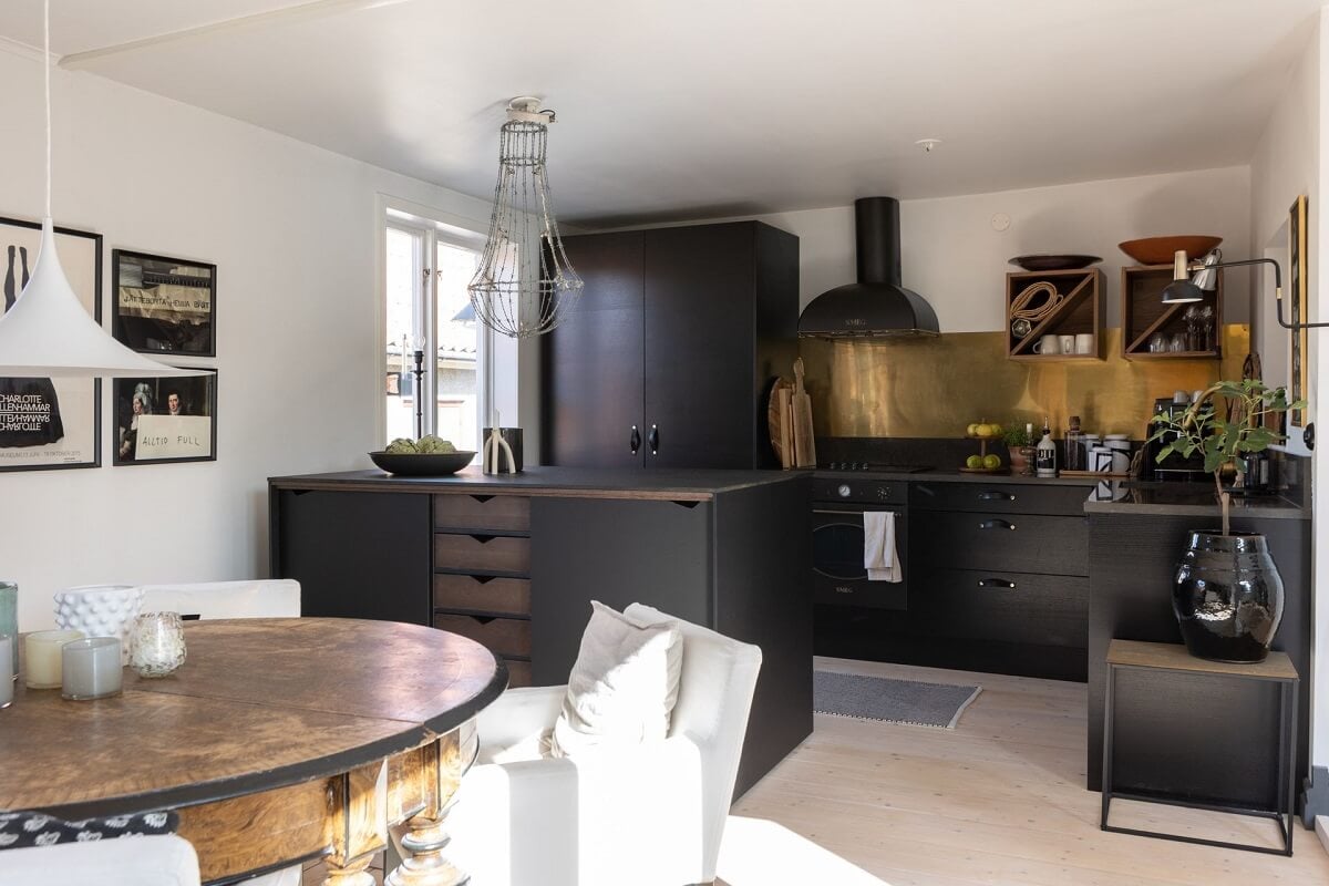 A Monochrome Nordic Home with Cozy Courtyard 5 black-ash-kvik-kitchen-nordic-home-nordroom