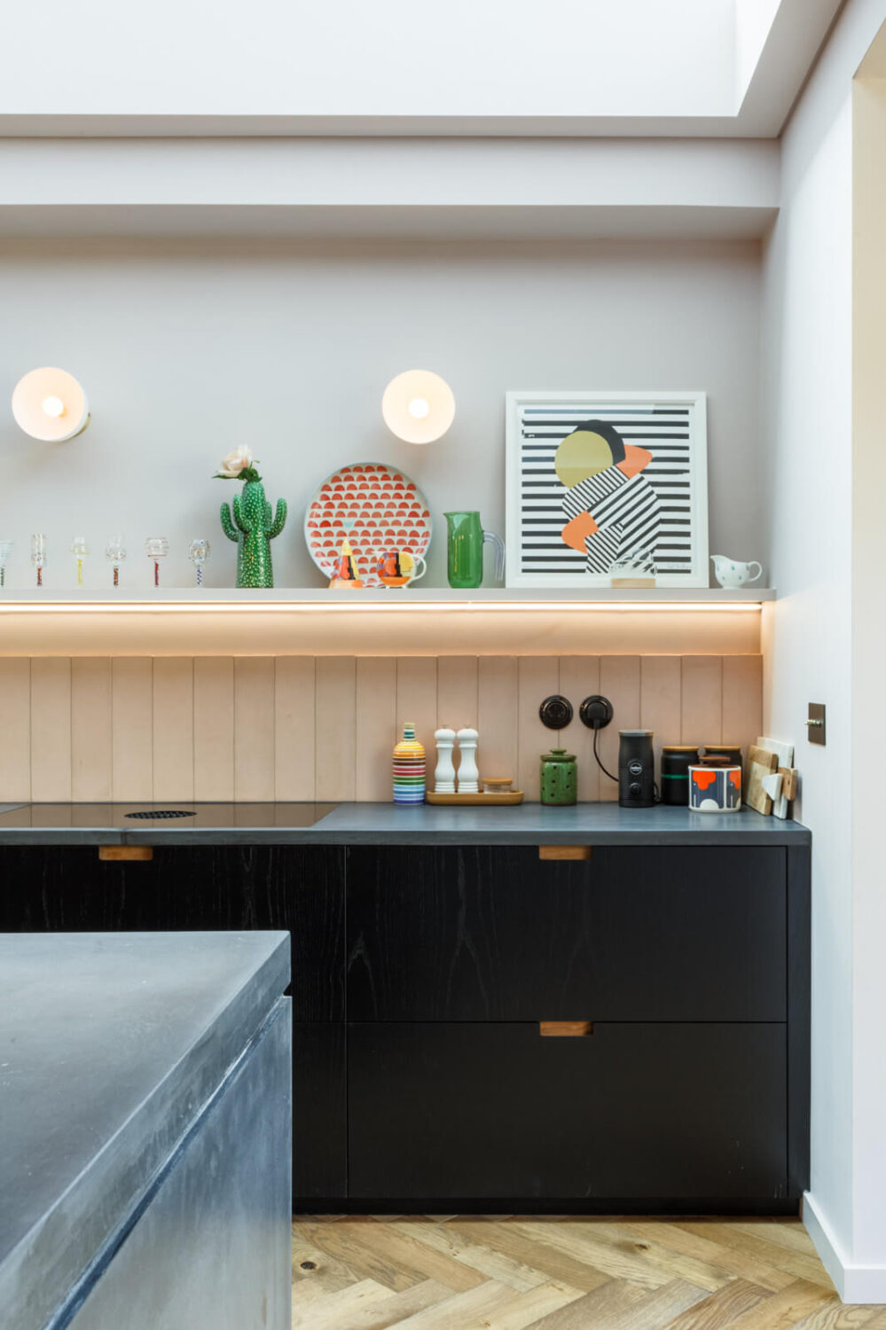 A Combination of Styles and Color in a London Townhouse 4 black-kitchen-cabinets-shelf-modern-design-historic-townhouse-london-nordroom