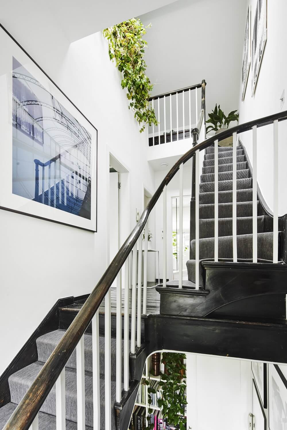 A Monochrome Victorian Townhouse in London 7 black-stairs-monochrome-victorian-townhouse-london-nordroom