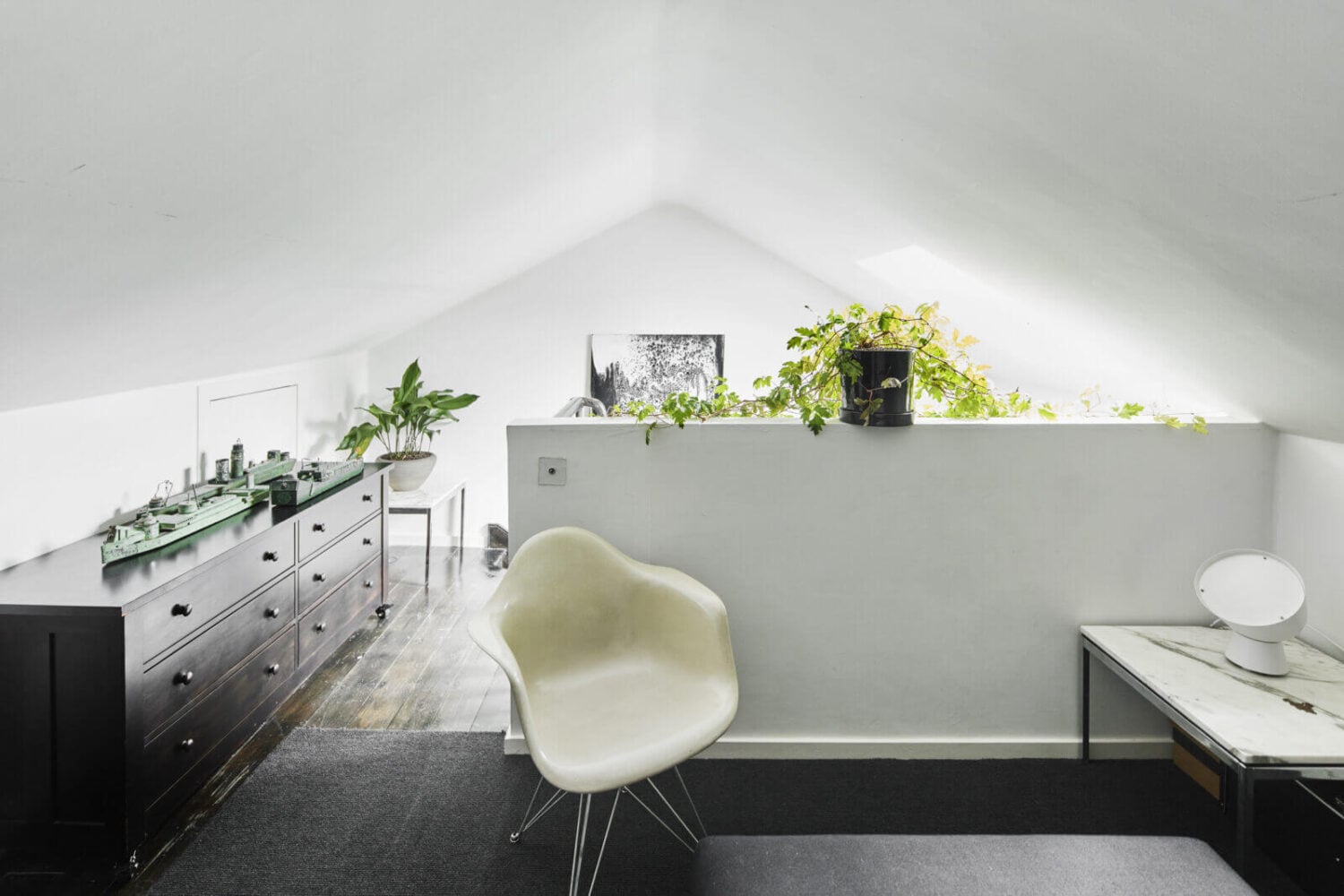 A Monochrome Victorian Townhouse in London 15 black-white-attic-room-townhouse-london-nordroom