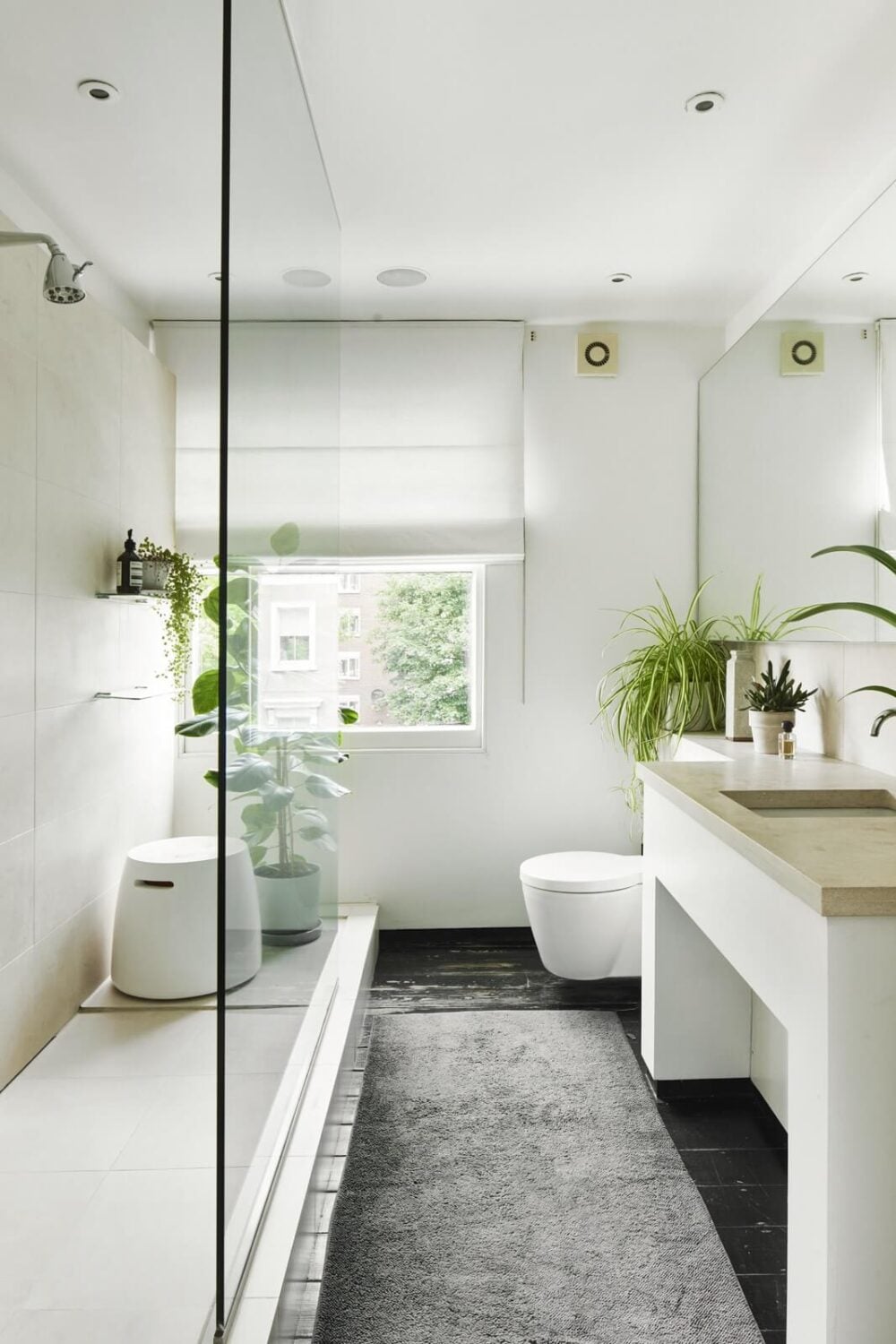 A Monochrome Victorian Townhouse in London 12 black-white-bathroom-walk-in-shower-nordroom