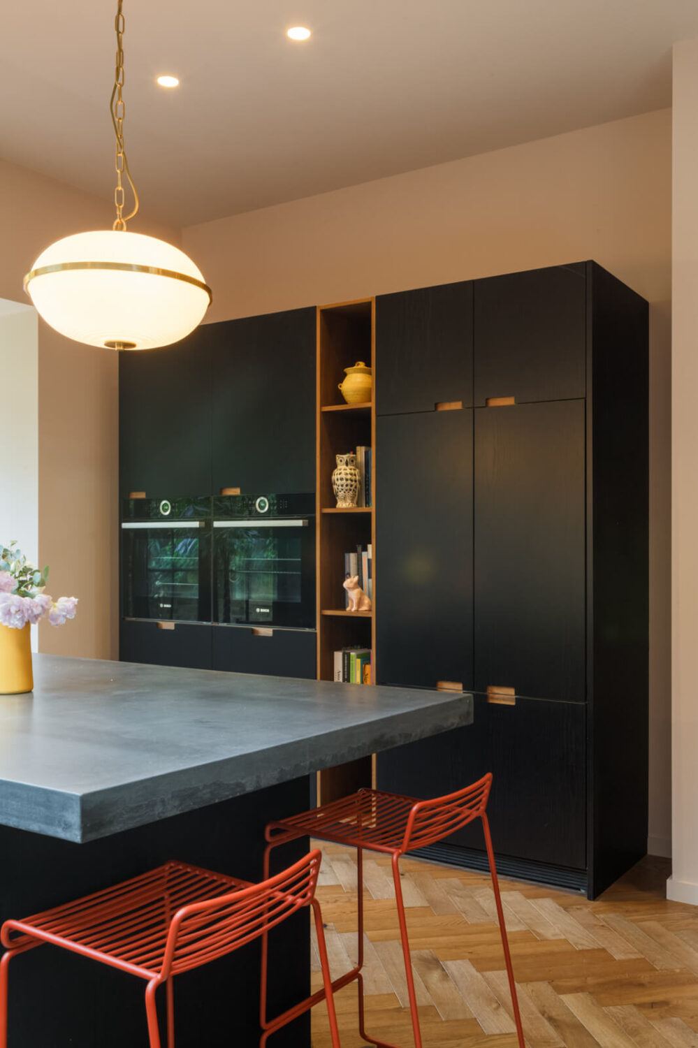 A Combination of Styles and Color in a London Townhouse 3 breakfast-bar-black-modern-kitchen-townhouse-london-nordroom