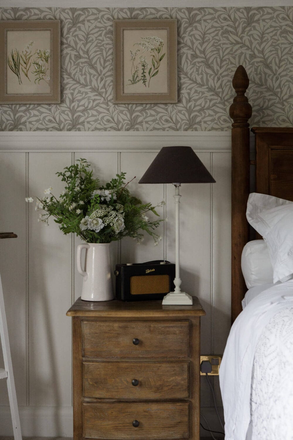 A Cozy Cottage-Style Country House with a Lovely Garden 17 cottage-style-bedroom-wallpaper-nordroom