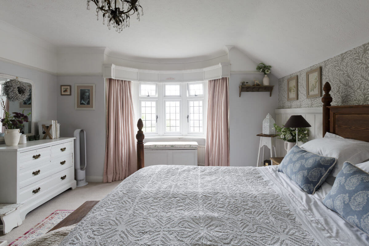A Cozy Cottage-Style Country House with a Lovely Garden 18 cottage-style-bedroom-wooden-bed-nordroom