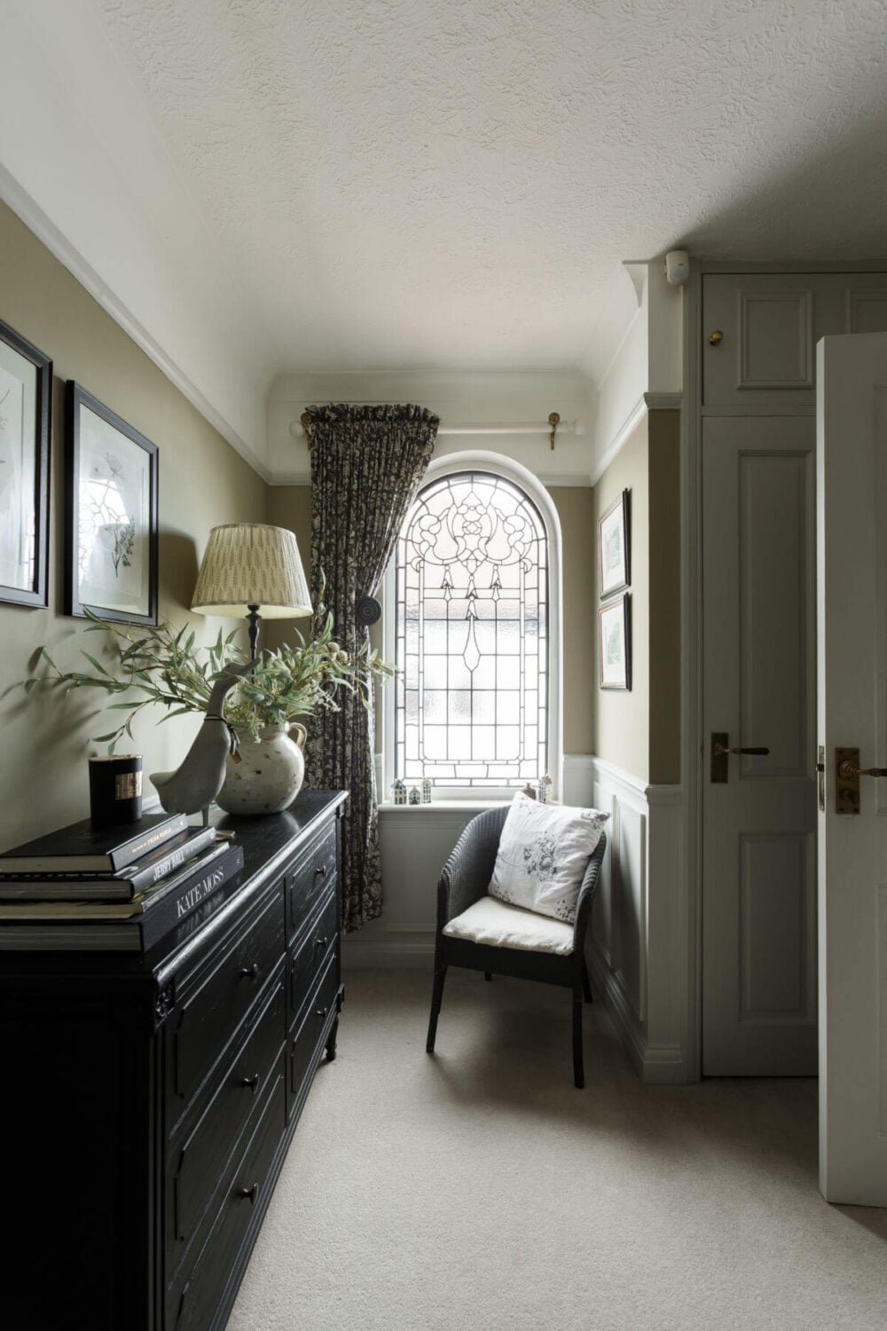 A Cozy Cottage-Style Country House with a Lovely Garden 16 cottage-style-country-house-england-nordroom