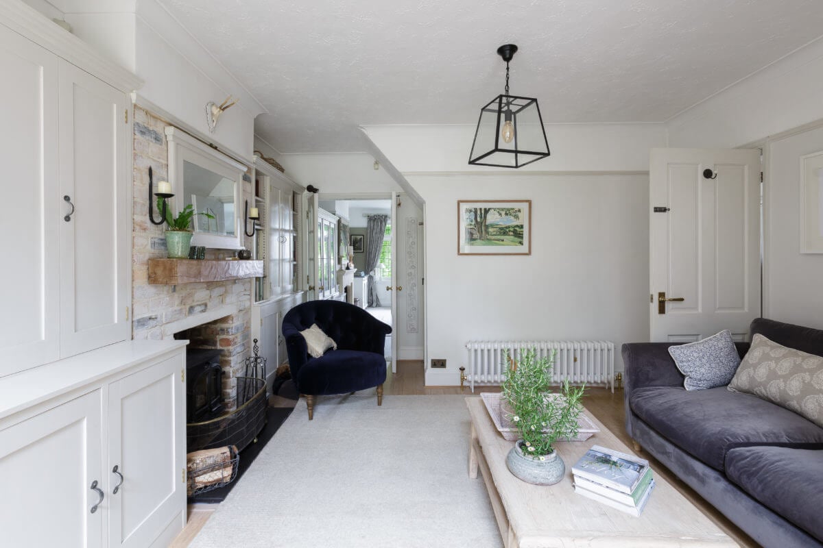 A Cozy Cottage-Style Country House with a Lovely Garden 14 cottage-style-sitting-room-blue-color-touches-nordroom
