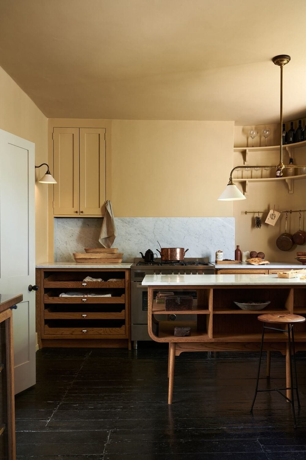 A Paint Job Transformed This deVOL Kitchen 12 devol-haberdasher-kitchen-warm-yellow-walls-ceiling-kitchen-island-nordroom