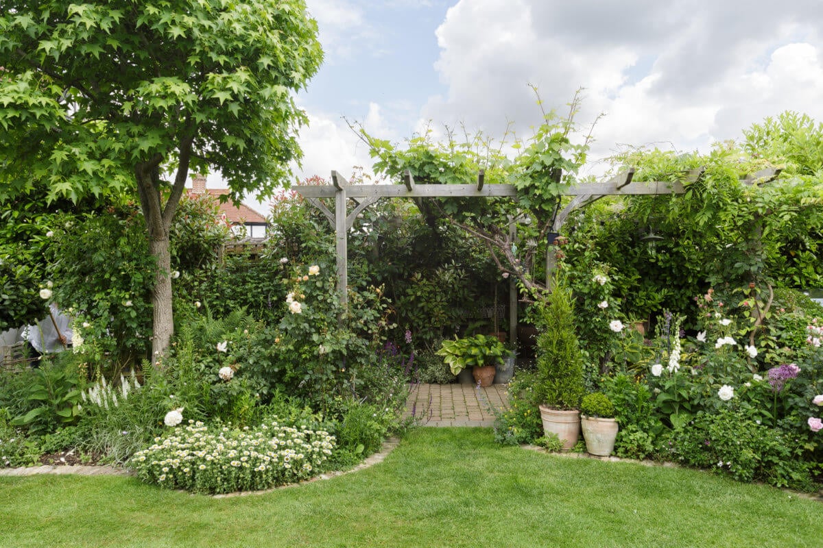 A Cozy Cottage-Style Country House with a Lovely Garden 37 garden-country-house-england-nordroom