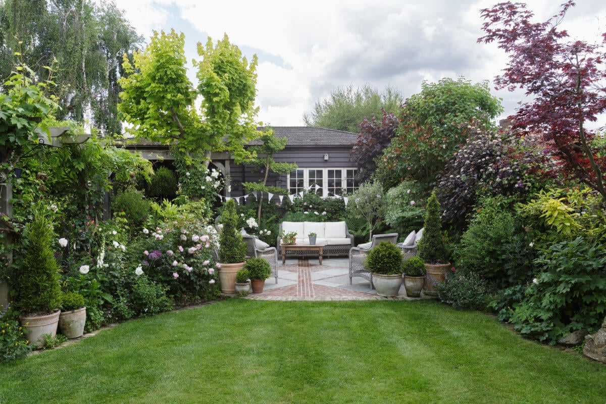 A Cozy Cottage-Style Country House with a Lovely Garden 32 garden-english-country-house-nordroom