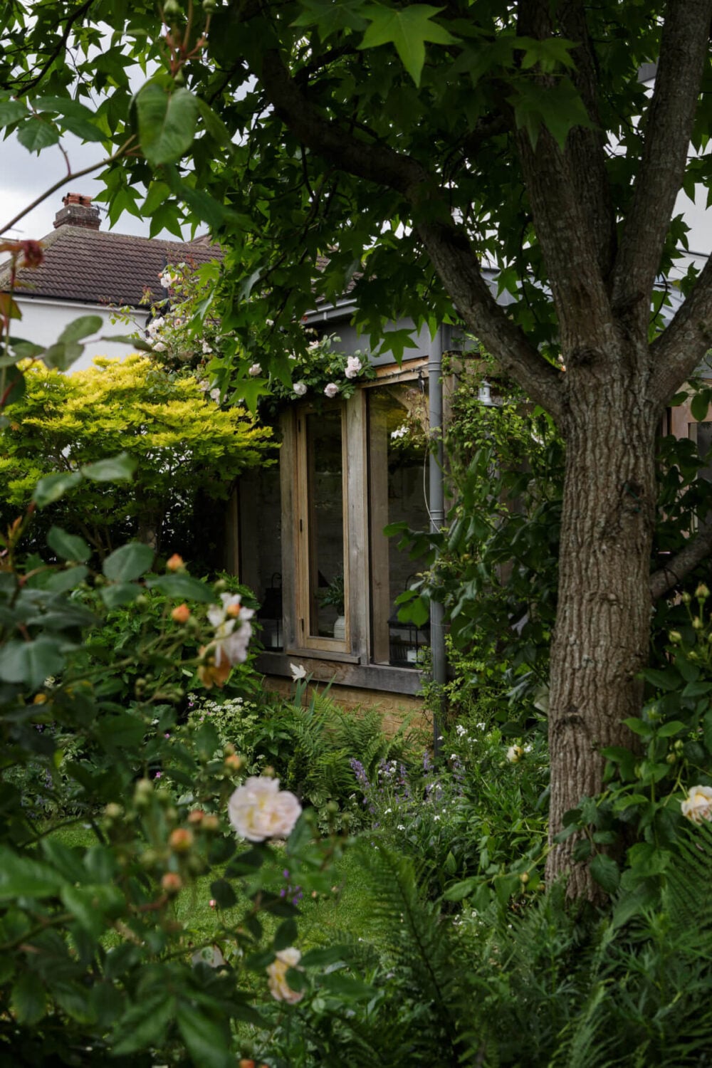 A Cozy Cottage-Style Country House with a Lovely Garden 31 garden-house-english-cottage-garden-nordroom