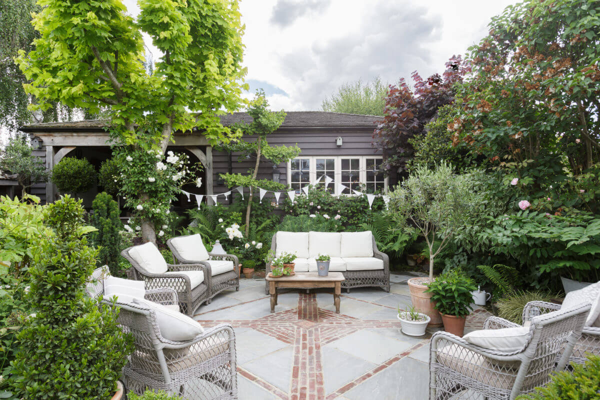 A Cozy Cottage-Style Country House with a Lovely Garden 33 garden-seating-cottage-style-home-nordroom
