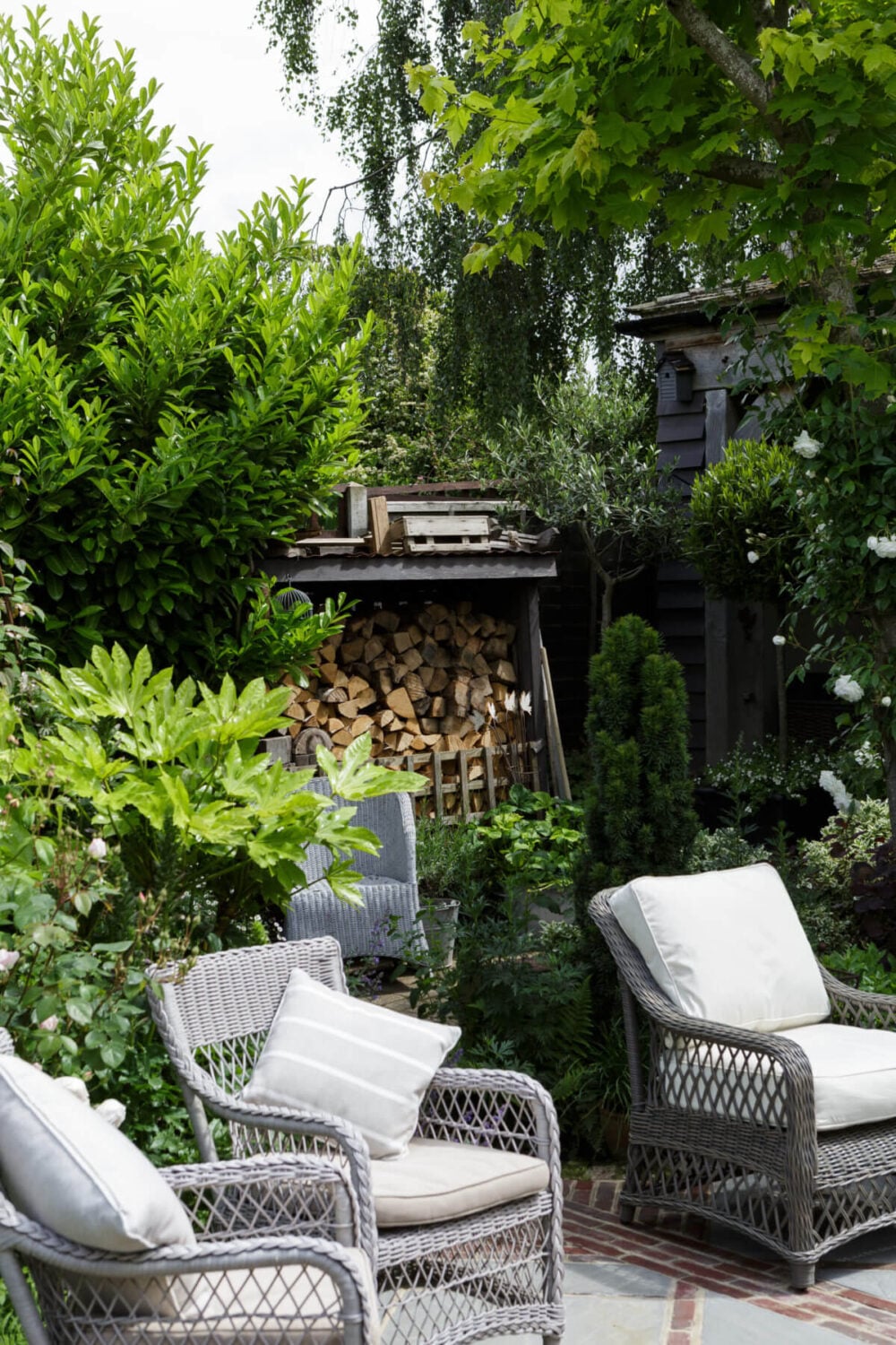 A Cozy Cottage-Style Country House with a Lovely Garden 34 garden-seating-english-garden-nordroom
