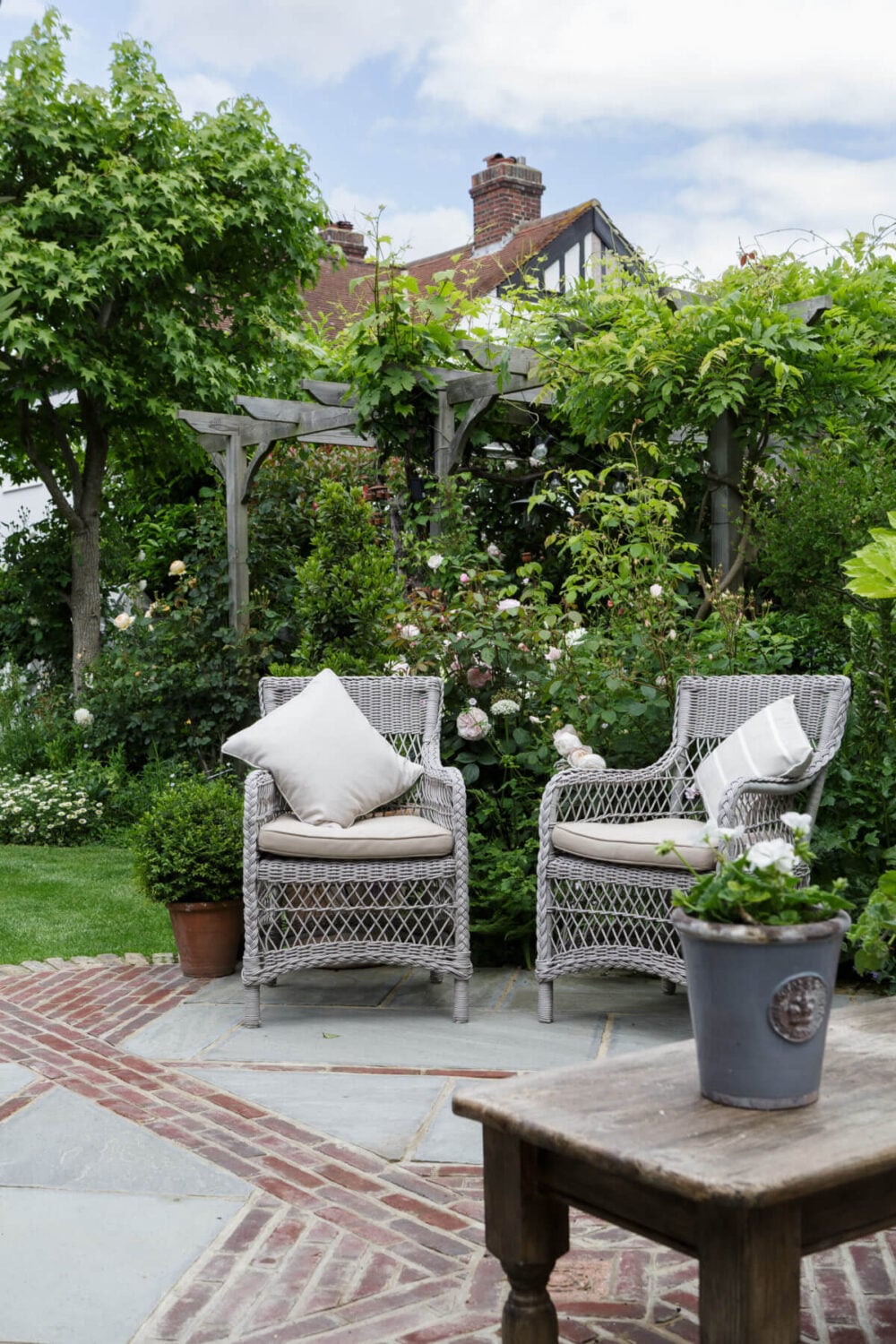 A Cozy Cottage-Style Country House with a Lovely Garden 35 garden-seating-summer-garden-england-nordroom