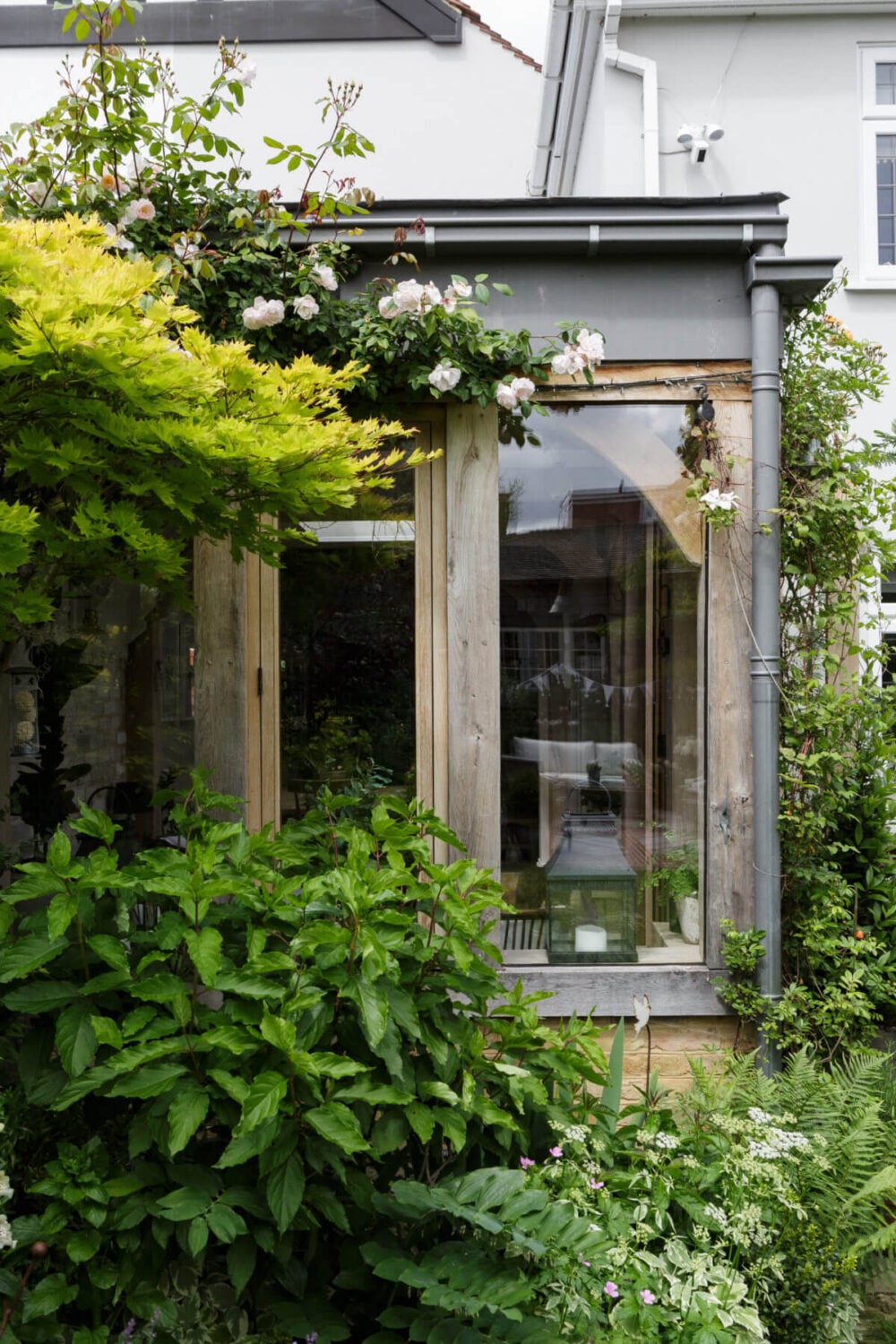 A Cozy Cottage-Style Country House with a Lovely Garden 30 glass-extension-garden-cottage-style-garden-nordroom