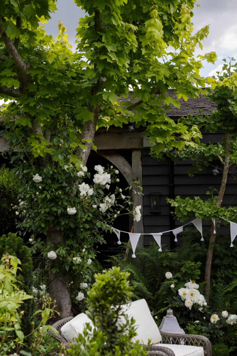A Cozy Cottage-Style Country House with a Lovely Garden 36 green-summer-garden-england-nordroom