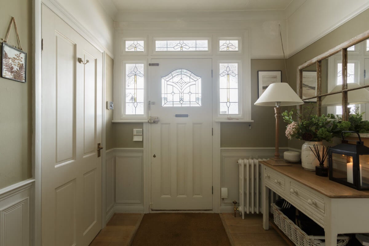 A Cozy Cottage-Style Country House with a Lovely Garden 15 hallway-country-house-england-nordroom