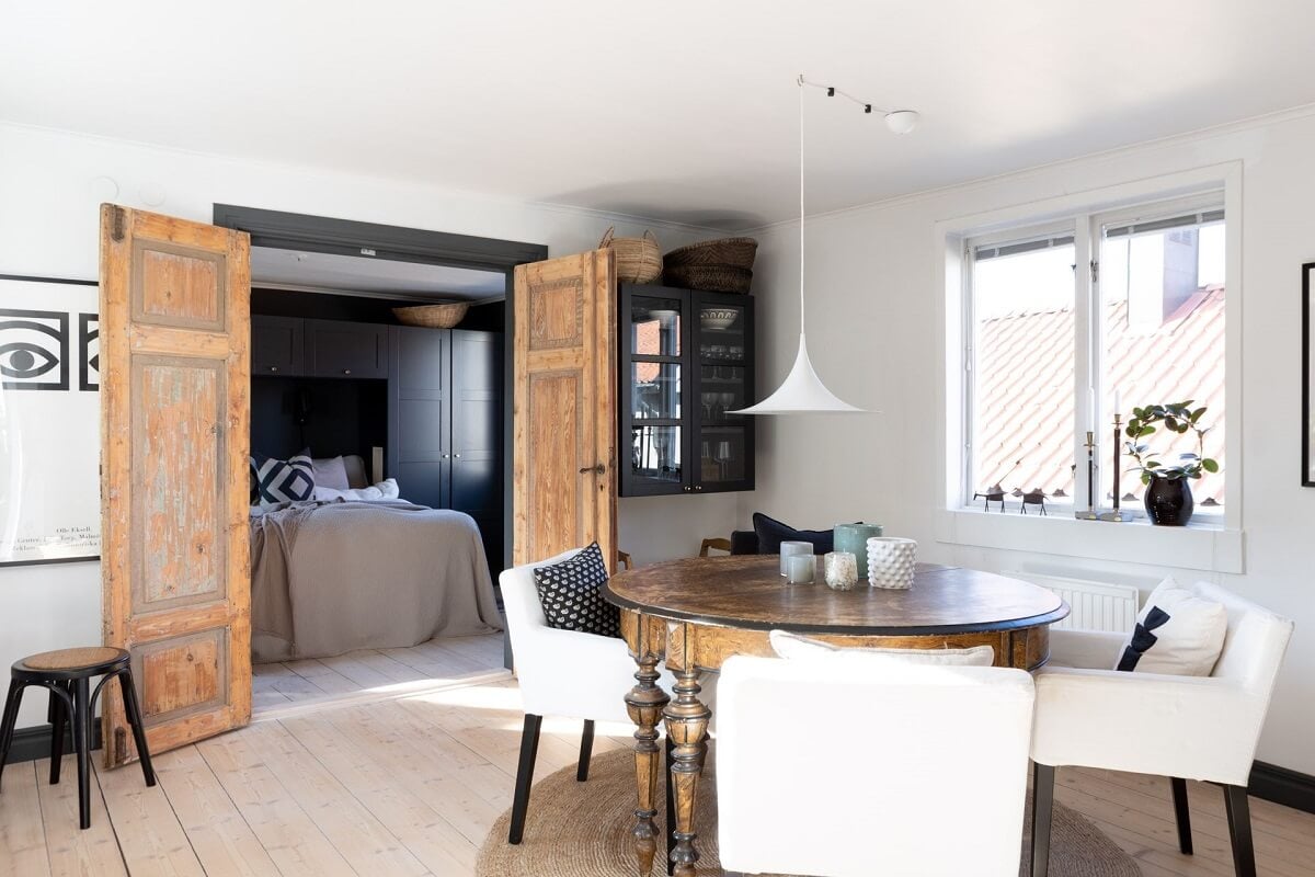 A Monochrome Nordic Home with Cozy Courtyard 8 kitchen-round-wooden-dining-table-double-doors-nordroom