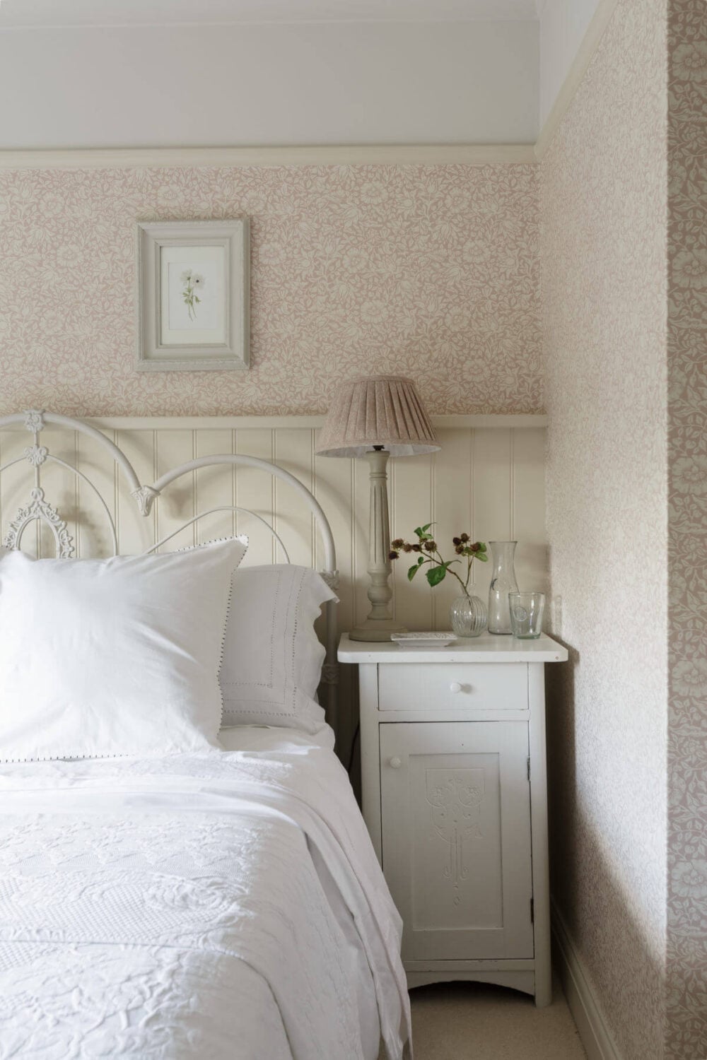 A Cozy Cottage-Style Country House with a Lovely Garden 22 light-bedroom-wallpaper-country-house-england-nordroom