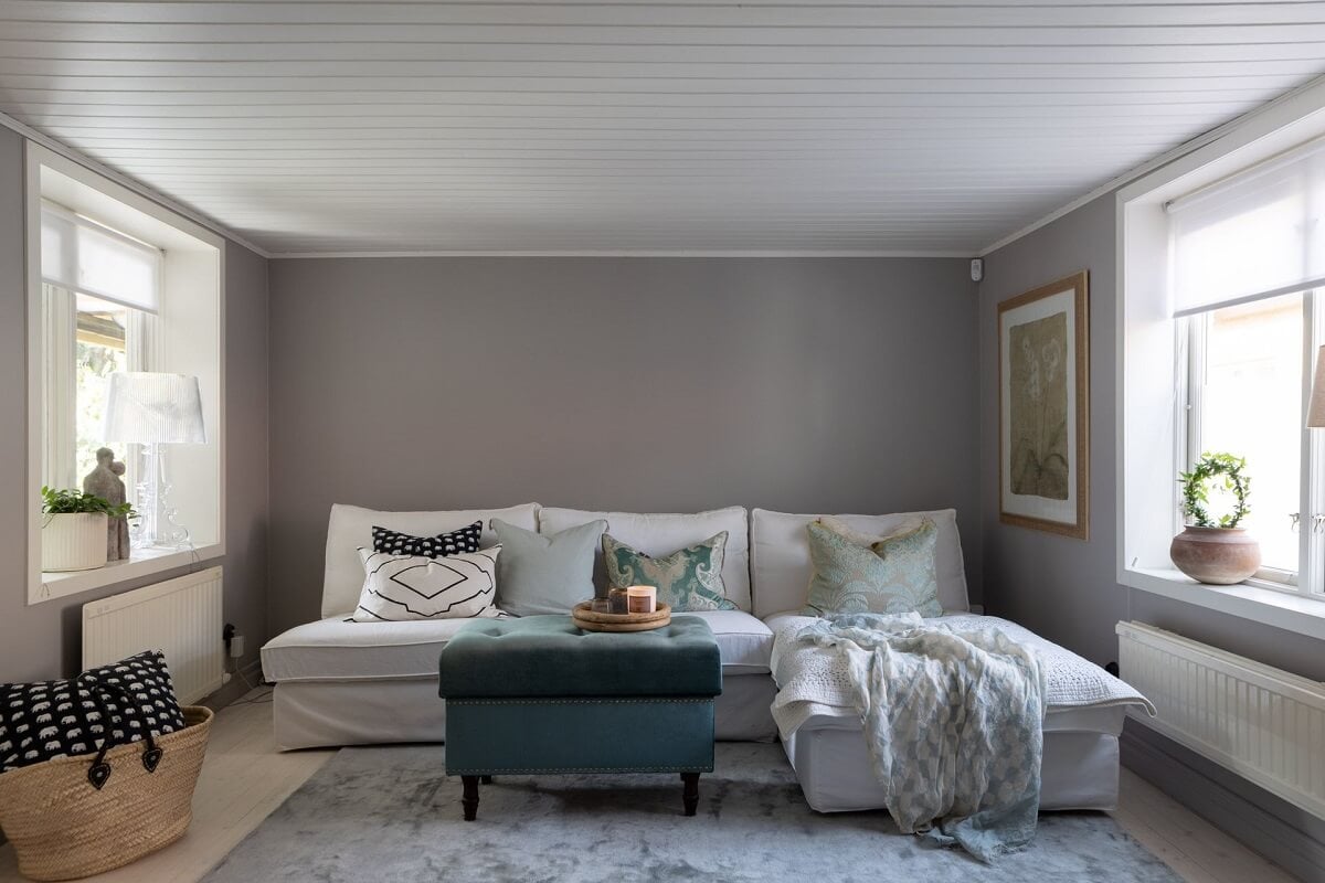 A Monochrome Nordic Home with Cozy Courtyard 15 light-gray-basement-snug-nordroom