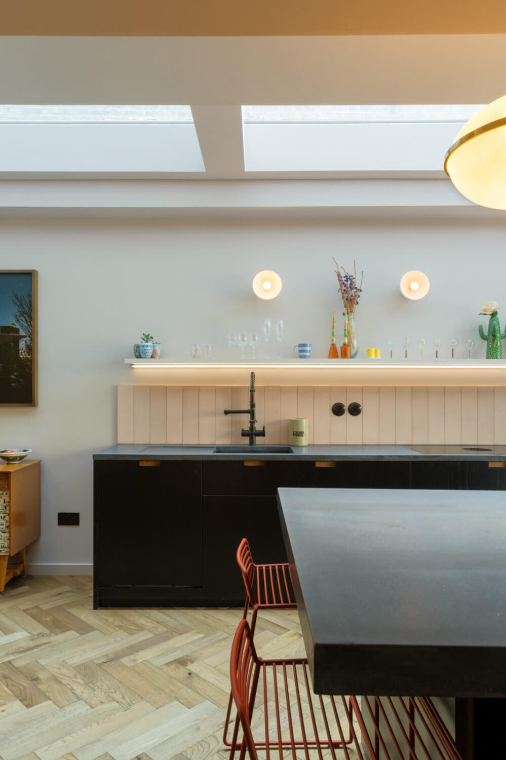A Combination of Styles and Color in a London Townhouse 6 london-townhouse-modern-kitchen-skylight-nordroom