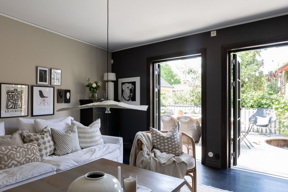 A Monochrome Nordic Home with Cozy Courtyard 2 nordic-living-room-black-wall-open-doors-garden-nordroom