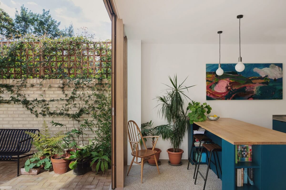 A London Townhouse with Blue Kitchen and Light Extension 2 oak-sliding-doors-garden-blue-kitchen-cabinets-nordroom