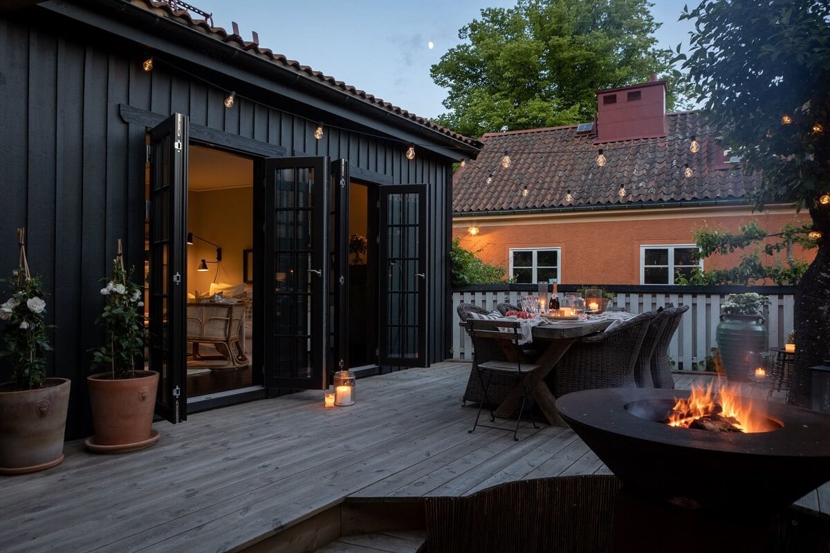 A Monochrome Nordic Home with Cozy Courtyard 22 roof-terrace-black-nordic-home-nordroom