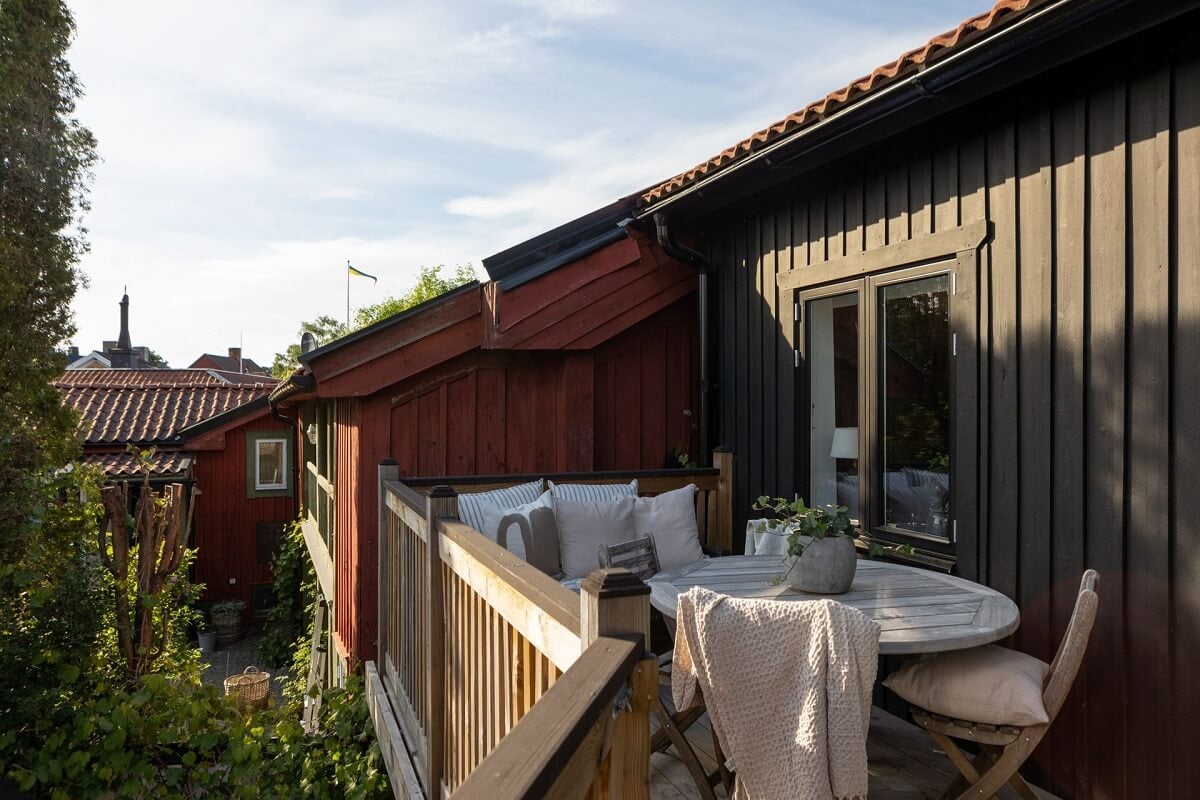 A Monochrome Nordic Home with Cozy Courtyard 20 roof-terrace-black-swedish-home-nordroom
