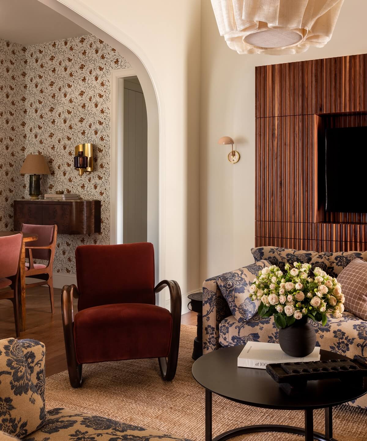 50+ Rooms That Prove ‘The Unexpected Red Theory’ Really Works 53 sitting-room-arched-doorway-red-velvet-armchair-nordroom
