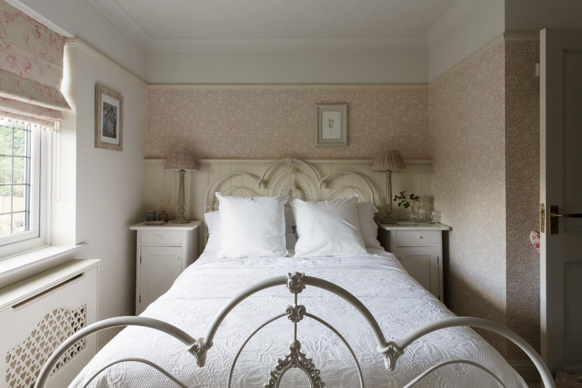A Cozy Cottage-Style Country House with a Lovely Garden 21 small-light-bedroom-cottage-england-nordroom