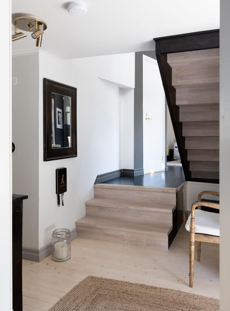 A Monochrome Nordic Home with Cozy Courtyard 13 staircase-wooden-floor-jute-rug-nordroom